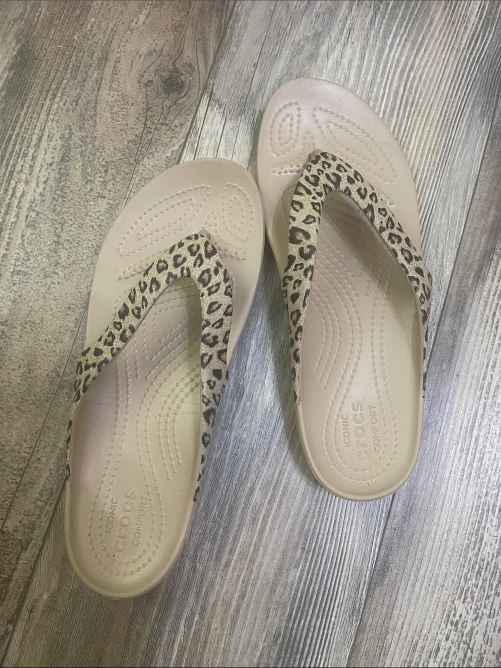 CROCS Leopard-Print Thong Sandals in Beige Women’s Sz 8